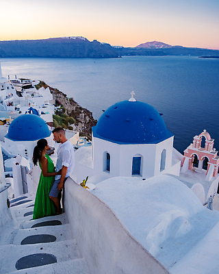 포토 JPG 해외이미지 전신 부부 여자 남자 바다 여행 하늘 함께함 사랑 성인 두명 건물 옆모습 마주보기 계단 마을 노을 신혼여행 산토리니 성인만 해외202310 해외포토 자연요소 건축물 커플 감정 뷰포인트 결혼 컨셉 모션 사람 그리스 파일형식