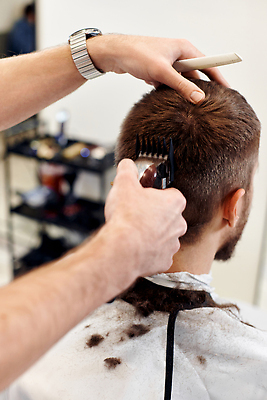 포토 JPG 해외이미지 헤어스타일 응시 남자 시계 선반 수염 앉기 상반신 성인 두명 뒷모습 장비 머리빗 망토 미용사 이발 이발소 바리깡 성인남자만 해외202310 해외포토 직업 시선 뷰포인트 가구 모션 사람 미용용품 뷰티샵 남자만 성인만 파일형식