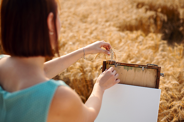 포토 JPG 해외이미지 원피스 여자 한명 상반신 성인 야외 뒷모습 갈색 분위기 캔버스 화가 갈대밭 꽂음 성인여자한명만 해외포토 직업 1 옷 뷰포인트 컬러 컨셉 사람 여자한명만 성인여자만 파일형식 갈대_식물
