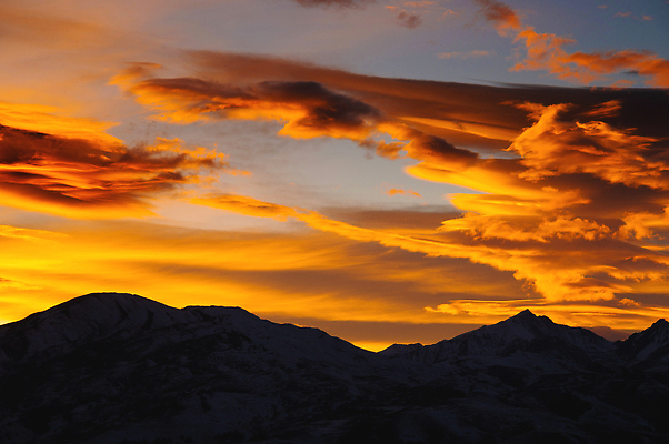 포토 JPG 해외이미지 백그라운드 오렌지 자연 하늘 아침 산 안테나 사람없음 야외 빛 컬러풀 햇빛 태양 뷰티 노란색 일출 일몰 새벽 활발 정상 저녁 장면 항공촬영 해외202310 해외포토 주간 자연요소 뷰포인트 컬러 컨셉 과일 통신 노을 야간 생태계 파일형식