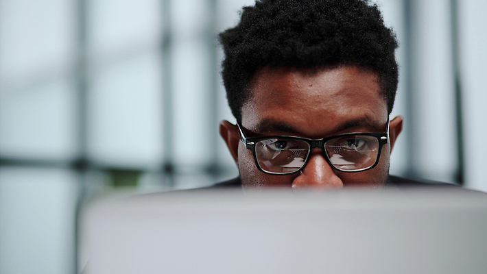 포토 JPG 해외이미지 직업 학생 남자 비즈니스 창문 청소년 성공 수염 직장 실내 대화 협상 한명 미소 사람 앉기 두명 가로 30대 노트북 컴퓨터 사무실 햇빛 검은색 만남 업무 비즈니스맨 연결 묘기 토론 사이버 집중 책상 경영자 감사 동영상 경영 지능 카피스페이스 해외202310 해외포토 1 감정 컬러 가구 컨셉 회사 모션 표정 말하기 내부 장년 전자제품 태양 공백 작업 직장인 리더 파일형식