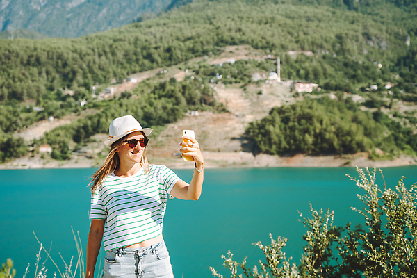 포토 JPG 해외이미지 백인 라이프스타일 응시 여자 행복 호수 얼굴 여행 자연 모바일 휴가 휴식 산 한명 웃음 사람 풍경 여름 스마트폰 핸드폰 여행객 트래킹 하이킹 자유 셀프카메라 발사 부름 동영상 해외202310 해외포토 서양인 1 시선 계절 감정 컨셉 모션 레저 표정 생활 신체부위 전자제품 스마트기기 사진촬영 생태계 파일형식