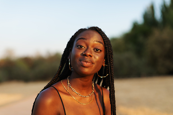 포토 JPG 해외이미지 모델 라이프스타일 헤어스타일 공원 여자 행복 여유 얼굴 포즈 목걸이 청소년 프레임 한명 인종 야외 캐주얼 청춘 햇빛 유행 맑음 귀걸이 일몰 표현 스페인 황금 시원함 테두리 긍정 아라곤 섬광 진짜 피어싱 스타일 해외202310 해외포토 1 옷 공공시설 감정 유럽 컨셉 장신구 날씨 사람 생활 신체부위 태양 노을 파일형식