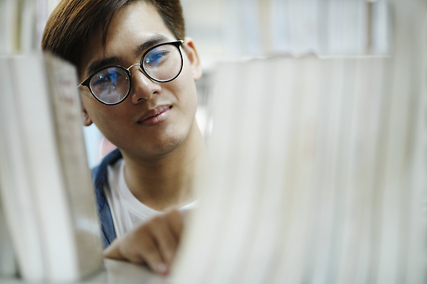 포토 JPG 해외이미지 응시 교육 남자 행복 안경 학교 청소년 책장 선반 실내 한명 서기 사람 책 캐주얼 학습 스터디 독서 공책 정보 잡기 자신감 선택 도서관 스마트 분석 검색 교과서 대학교 문학 개발 골 업그레이드 지능 혼자 자극 접근 해외202310 해외포토 1 시선 잡화 옷 감정 가구 컨셉 모션 문구용품 교재 내부 파일형식