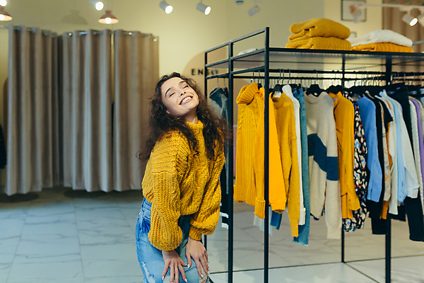 포토 JPG 해외이미지 여자 실내 한명 상반신 성인 옆모습 쇼핑 옷걸이 즐거움 옷가게 성인여자한명만 해외202310 해외포토 1 옷 감정 뷰포인트 사람 내부 상점 여자한명만 성인여자만 파일형식