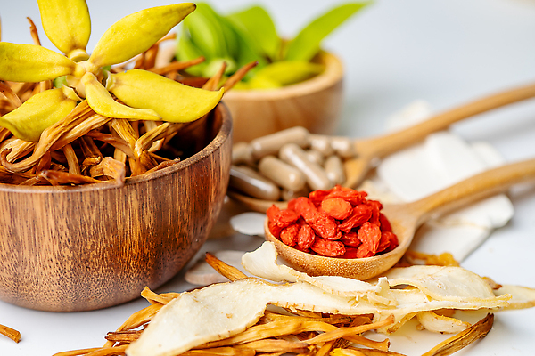 포토 JPG 해외이미지 그릇 꽃 건강 사람없음 알약 약 숟가락 약재 허브 유기농 구기자 해외202310 해외포토 식물 식기 웰빙 열매 의학 수저 파일형식