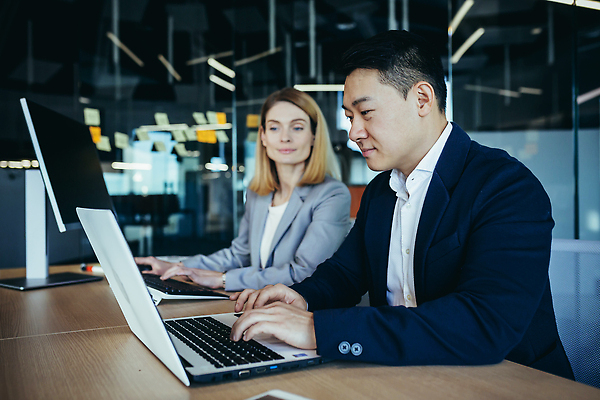 포토 JPG 해외이미지 여자 남자 회사 함께함 정장 상반신 성인 두명 옆모습 노트북 모니터 타이핑 키보드 메모지 비즈니스맨 비즈니스우먼 동료 성인만 해외202310 해외포토 옷 뷰포인트 컨셉 비즈니스 관계 사람 전자제품 컴퓨터 사무용품 직장인 파일형식