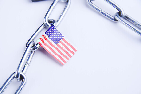 포토 JPG 해외이미지 사람없음 미국 성조기 쇠사슬 무역 국제무역 위기 정치 무역전쟁 해외202310 해외포토 산업 북아메리카 국기 사회이슈 파일형식