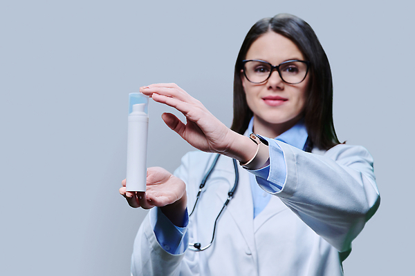 포토 JPG 해외이미지 직업 손 응시 여자 안경 얼굴 백그라운드 신체 실내 건강 한명 미소 성인 치료 뷰티 약 세일 화장품 회색 간호사 의사 흰색 씻기 약국 세제 피부 크림 추천 로션 처방 튜브 고립 돌봄 보습 약사 비어있는 해외202310 해외포토 1 시선 잡화 컬러 의학 모션 표정 사람 내부 신체부위 청결 의료진 파일형식