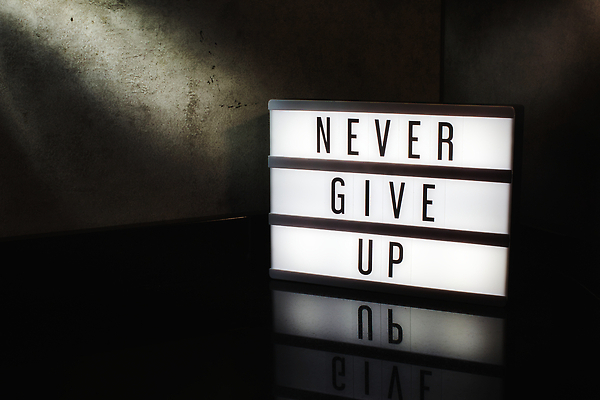 포토 JPG 해외이미지 템플릿 디자인 포스터 벽 캠페인 백그라운드 비즈니스 텍스트 전등 사람없음 단어 빛 상자 3D 검은색 어둠 흰색 메시지 편지 사인 주기 긍정 네온 장면 스포트라이트 빛망울 광 그런지 마케팅 수도권 슬로건 해외202310 해외포토 문자 컬러 컨셉 모션 조명 디지털합성 지역 파일형식