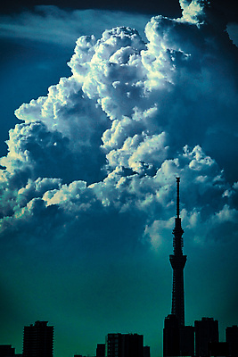 포토 JPG 해외이미지 구름 실루엣 자연 하늘 그림자 풍경 사람없음 야외 여름 빛 탑 검은색 도쿄 랜드마크 적란운 해외202310 해외포토 자연요소 건축물 계절 컬러 촬영기법 일본 생태계 파일형식 구름_자연