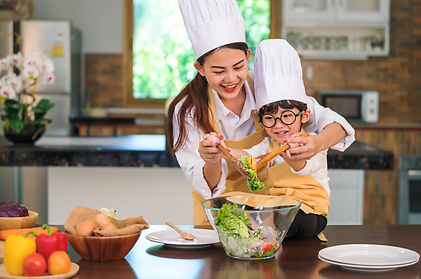 포토 JPG 해외이미지 전신 여자 남자 어린이 실내 요리 들기 동양인 소년 상반신 성인 두명 앞모습 주방 샐러드 즐거움 주걱 해외포토 감정 음식 뷰포인트 모션 주방용품 사람 인종 내부 파일형식