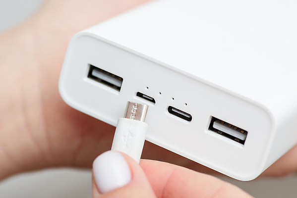 포토 JPG 해외이미지 손 컨셉 모바일 사람없음 야외 스마트폰 핸드폰 디지털 힘 에너지 흰색 플러그 연결 휴대용 USB 전화기 스마트 충전 베터리 요금 충전기 해외202310 해외포토 컬러 신체부위 전자제품 스마트기기 기계 오브젝트 파일형식