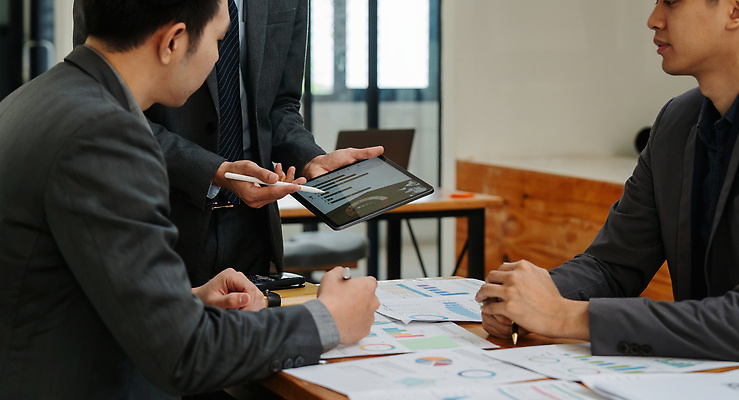 포토 JPG 해외이미지 직업 컨셉 상의 회사 비즈니스 CEO 성공 그래프 대화 사람 동양인 세명 금융 경제 컴퓨터 사무실 자료 업무 비즈니스맨 결과 계획 상담원 토론 고객 분석 보고서 경영자 문서 투자 평가 해결 회계 경영 계좌 예산 프로젝트 사용자 해외202310 해외포토 옷 남자 말하기 인종 전자제품 작업 직장인 사무원 리더 파일형식