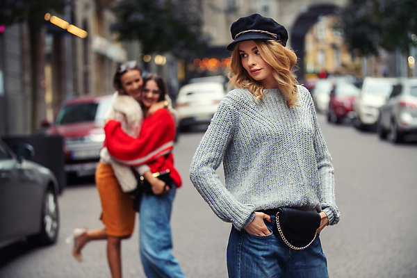 포토 JPG 해외이미지 백인 학생 라이프스타일 커플 드레스 옷 여자 행복 유럽 2 휴가 거리 함께함 사람 성인 야외 세명 친구 쇼핑 뷰티 유행 세일 걷기 귀여움 상점 기쁨 신혼여행 신선 도시 우아함 스마트 타운 해외202310 해외포토 서양인 감정 나라 결혼 컨셉 관계 모션 생활 파일형식