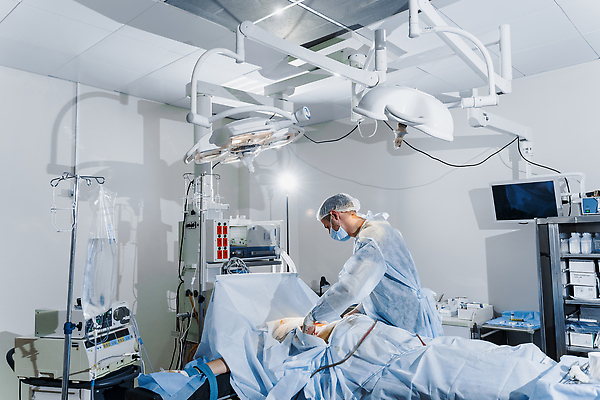 포토 JPG 해외이미지 백인 직업 라이프스타일 손 여자 선 백그라운드 신체 건강 병원 사람 두명 치료 뷰티 약 화장품 장비 환자 간호사 의사 흰색 잡기 업무 수술 몸무게 플라스틱 피부 몸통 외과 순서 돌봄 셀룰라이트 해외202310 해외포토 서양인 컬러 의학 모션 재질 생활 신체부위 의료진 작업 파일형식