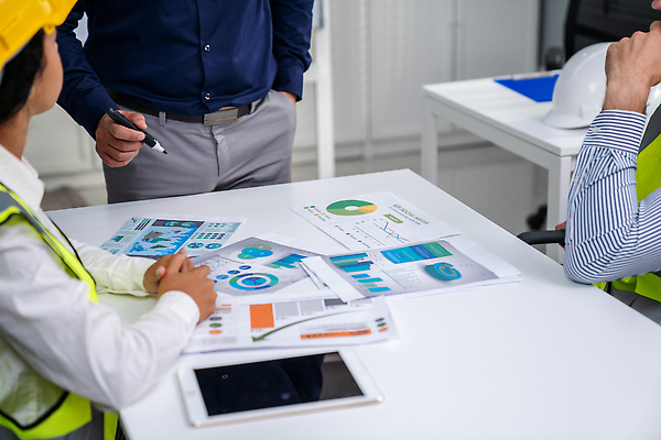 포토 JPG 해외이미지 여자 남자 회의 협력 상반신 성인 옆모습 세명 사무실 직장인 엔지니어 안전모 안전조끼 성인만 해외202310 해외포토 직업 뷰포인트 비즈니스 사람 기술자 헬멧 안전장비 파일형식