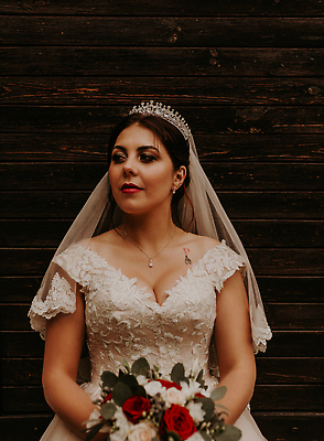 포토 JPG 해외이미지 식물 헤어스타일 드레스 여자 행복 얼굴 꽃다발 포즈 결혼 백그라운드 자연 결혼식 발렌타인데이 사랑 한명 사람 성인 목재 장식 빛 뷰티 유행 어둠 낭만 흰색 고급 우아함 베일 수목 우크라이나 스타일 해외202310 해외포토 나무 1 옷 꽃 감정 유럽 컬러 컨셉 재료 데이이벤트 이벤트 신체부위 생태계 파일형식