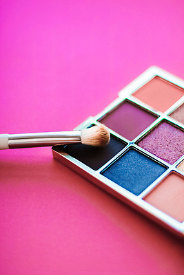 포토 JPG 해외이미지 사람없음 화장품 화려 팔레트 오브젝트 눈화장 아이섀도 메이크업브러쉬 섀도우팔레트 분홍색배경 해외포토 분홍색 백그라운드 컨셉 화장 뷰티 붓 파일형식