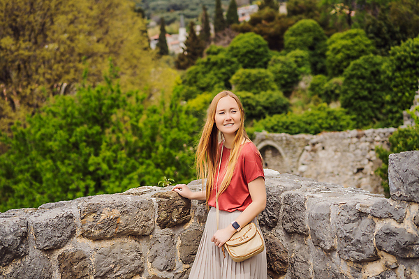 포토 JPG 해외이미지 유럽 문화 벽 여행 건축양식 하늘 휴가 산 한명 서기 풍경 건물 여름 뷰티 여행객 바위 도시 바 사찰 성 중세 역사 그림 아치 타운 멀리 랜드마크 몬테네그로 무료 발칸반도 수도교 옛날 해외202310 해외포토 1 건축물 계절 건축 나라 종교건축 모션 사람 다리 가교 파일형식