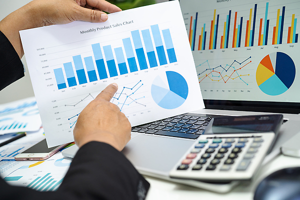 포토 JPG 해외이미지 손 종이 돈 비즈니스 통계 성공 그래프 직장 사람 동양인 사람없음 금융 경제 노트북 컴퓨터 사무실 자료 계산기 성장 업무 작업 비즈니스맨 시장 토론 책상 분석 보고서 상담 문서 투자 바쁨 회계 경영 계좌 마케팅 분석가 세금 수입 예산 회계사 해외202310 해외포토 직업 남자 가구 컨셉 회사 문구용품 인종 신체부위 전자제품 장비 직장인 재산 파일형식