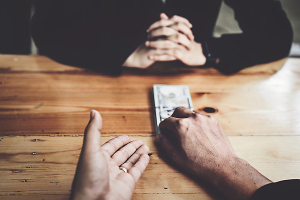 포토 JPG 해외이미지 손 지폐 비즈니스 상반신 두명 앞모습 신체부위 범죄 책상 주기 부정부패 해외202310 해외포토 뷰포인트 가구 돈 모션 사람 파일형식