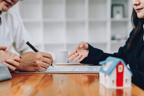 포토 JPG 해외이미지 손 여자 남자 비즈니스 부동산 주택 상반신 성인 두명 옆모습 신체부위 펜 모형 거래 잡기 중개인 계약 문서 계약서 성인만 해외202310 해외포토 직업 뷰포인트 모션 사람 건물 필기구 재산 파일형식