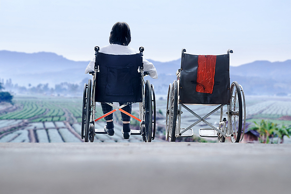 포토 JPG 해외이미지 손 여자 할머니 여행 아침 휴식 주택 건강 한명 서기 사람 정원 산책 환자 고독 장애인 은퇴 휠체어 싱글 타운 보험 장애 옛날 조부모 혼자 해외202310 해외포토 주간 1 노년 감정 컨셉 의학 가족 모션 건물 신체부위 도시 파일형식