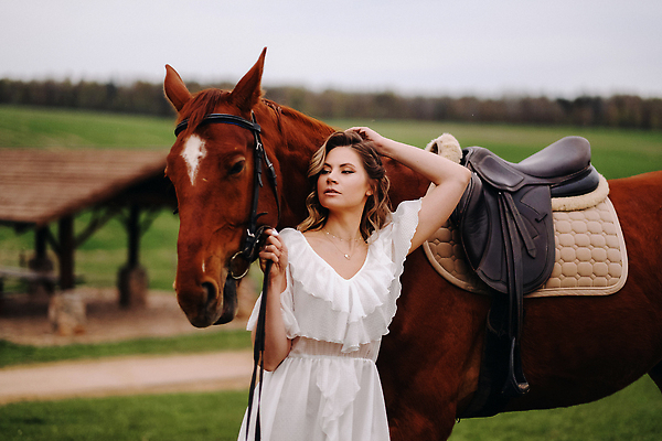 포토 JPG 해외이미지 드레스 여자 한명 상반신 성인 야외 잡기 말_동물 승마 성인여자한명만 해외202310 해외포토 1 옷 스포츠 포유류 모션 사람 여자한명만 성인여자만 파일형식