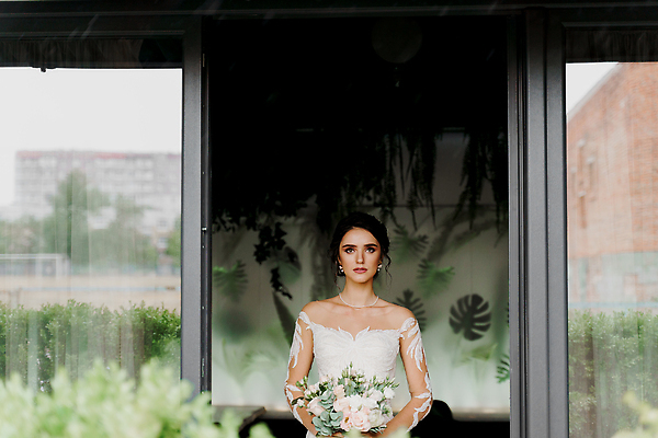 포토 JPG 해외이미지 백인 모델 1 헤어스타일 드레스 여자 꽃 행복 얼굴 꽃다발 포즈 결혼 창문 결혼식 갈색머리 실내 사랑 한명 사람 성인 뷰티 유행 낭만 흰색 축하 잡기 화려 고급 우아함 약혼 스타일 카피스페이스 해외202310 해외포토 서양인 식물 옷 감정 컬러 컨셉 모션 이벤트 내부 신체부위 공백 약속 파일형식