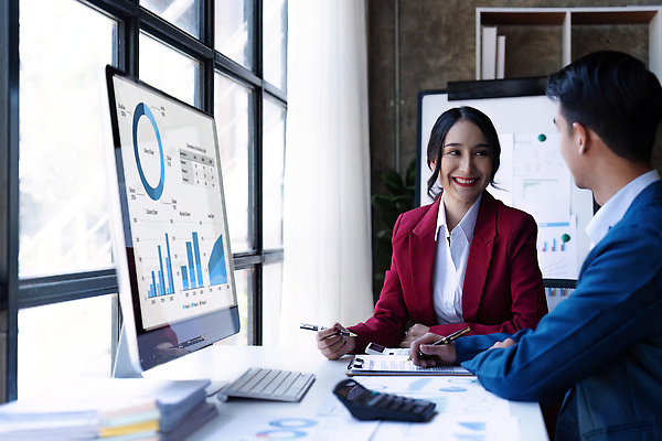포토 JPG 해외이미지 직업 생각 비즈니스 통신 회의 모바일 그래프 협력 아이디어 대화 사람 두명 금융 노트북 스마트폰 컴퓨터 사무실 디지털 공책 작업 비즈니스맨 네트워크 그룹 계획 토론 디자이너 사이버 분석 보고서 경영자 문서 회계 거짓 다락방 마케팅 세금 세미나 프로젝트 브레인스토밍 해외202310 해외포토 남자 컨셉 문구용품 말하기 경제 전자제품 핸드폰 스마트기기 직장인 리더 파일형식