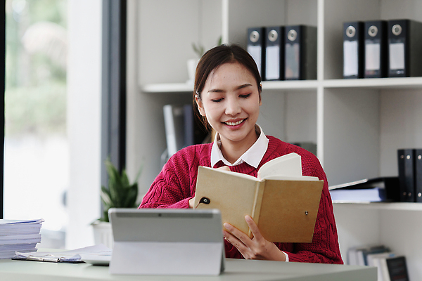 포토 JPG 해외이미지 직업 컨셉 비즈니스 통신 성공 회의 그래프 협력 설계 직장 대화 한명 사람 금융 노트북 컴퓨터 사무실 정보 성장 업무 작업 비즈니스맨 그룹 결과 계획 상담원 토론 분석 동료 보고서 문서 투자 회계 경영 마케팅 프로젝트 브레인스토밍 해외202310 해외포토 1 남자 회사 관계 말하기 경제 전자제품 직장인 사무원 파일형식