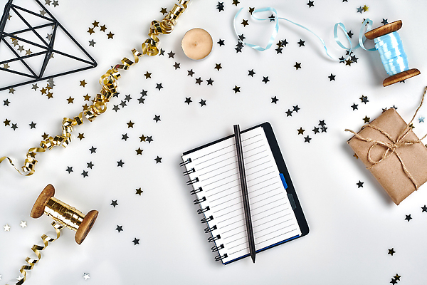 포토 JPG 해외이미지 별 리본 크리스마스 초 사람없음 선물상자 펜 공책 축하 황금 흰배경 색종이 해외202310 해외포토 자연요소 기념일 종이 백그라운드 컨셉 문구용품 선물 상자 필기구 흰색 파일형식