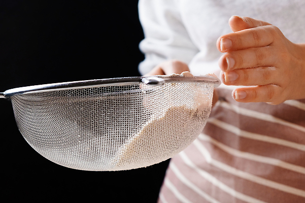 포토 JPG 해외이미지 손 계절 여자 음식 빵 재료 모션 요리 사람없음 목재 케이크 주방 요리사 검은색 식사 어둠 빵집 신선 사발 붓기 맛 가루 밀 굽기 준비 날것 반죽 만들기 밀가루 레시피 버터 성분 목판 방법 섞기 제빵사 페스츄리 핸드메이드 해외202310 해외포토 나무 직업 컬러 컨셉 디저트 곡류 사람 신체부위 상점 사기그릇 구이 파일형식