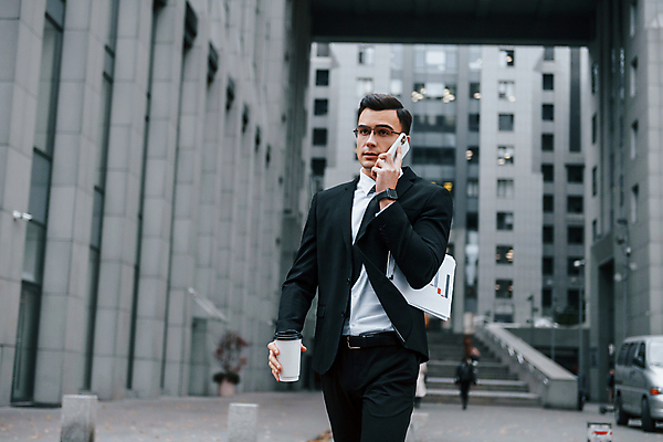 포토 JPG 해외이미지 남자 안경 그래프 한명 들기 정장 상반신 성인 옆모습 스마트폰 걷기 도시 직장인 비즈니스맨 스마트 테이크아웃 통화 서류판 성인남자한명만 해외포토 직업 1 잡화 옷 뷰포인트 컨셉 비즈니스 모션 사람 핸드폰 스마트기기 사무용품 남자한명만 성인남자만 파일형식