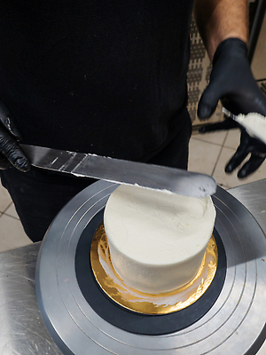 포토 JPG 해외이미지 직업 손 디저트 기술 사람없음 장식 과자 케이크 얼음 요리사 앞치마 흰색 컵케이크 굽기 준비 회전 서리 상업 만들기 주걱 버터 프랑스어 마무리 반투명 우크라이나 제빵사 페스츄리 핸드메이드 프로스팅 중소기업 버터크림 해외202310 해외포토 자연요소 문자 유럽 음식 빵 컬러 회사 모션 주방용품 신체부위 구이 크림 제빵 파일형식