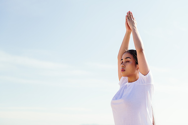 포토 JPG 해외이미지 1 라이프스타일 웰빙 여자 선 스포츠 요가 휴식 건강 한명 사람 동양인 20대 야외 가로 운동복 운동 평화 화목 활발 에너지 마음 영혼 집중 연습 명상 카피스페이스 해외202310 해외포토 옷 컨셉 인종 청년 생활 공백 파일형식