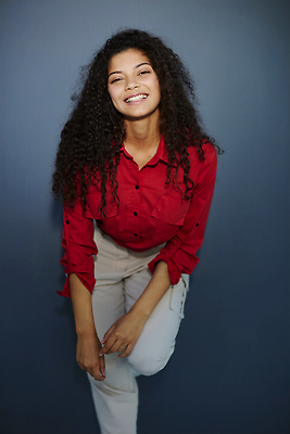 포토 JPG 해외이미지 백인 직업 1 학생 여자 행복 감정 얼굴 벽 셔츠 비즈니스 성공 실내 한명 서기 미소 성인 청춘 뷰티 유행 우주 교사 회색 흰색 표현 비즈니스우먼 자신감 치아 스마트 만족 경영자 대학교 긍정 고립 미백 스타일 해외202310 해외포토 서양인 컬러 컨셉 상의 학교 모션 표정 사람 내부 신체부위 직장인 소화기관 리더 파일형식