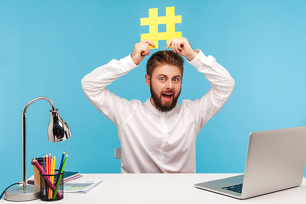 포토 JPG 해외이미지 스튜디오촬영 직업 남자 컨셉 인터넷 비즈니스 노동자 수염 직장 실내 한명 사람 성인 노트북 사무실 꼬리표 잡기 비즈니스맨 네트워크 메시지 바이러스 연결 심볼 사인 파란배경 추천 커뮤니티 승진 공유 고립 마케팅 블로거 소셜미디어 인기 1인미디어 해외202310 해외포토 1 백그라운드 회사 모션 내부 파란색 전자제품 라벨 직장인 방송 파일형식