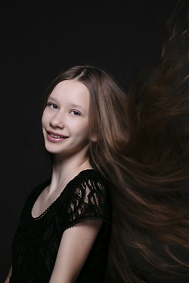 포토 JPG 해외이미지 백인 모델 1 헤어스타일 여자 행복 유럽 얼굴 어린이 백그라운드 실내 한명 사람 10대 금발 뷰티 갈색 유행 희망 화려 우아함 매끈함 피부 광택 직진 스타일 해외202310 해외포토 서양인 감정 나라 컬러 컨셉 청소년 내부 신체부위 감각 파일형식