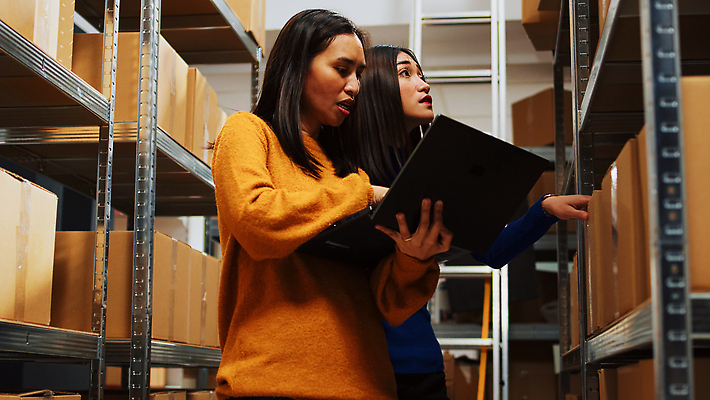 포토 JPG 해외이미지 여자 노동자 실내 들기 동양인 상반신 성인 두명 옆모습 노트북 상자 작업 물류창고 성인여자만 해외202310 해외포토 직업 뷰포인트 모션 사람 인종 내부 전자제품 창고 여자만 성인만 파일형식