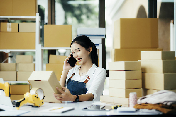 포토 JPG 해외이미지 옷 여자 선반 실내 한명 동양인 상반신 성인 스마트폰 쌓기 택배 통화 택배상자 박스포장 온라인쇼핑몰 성인여자한명만 해외202310 해외포토 1 가구 포장 모션 사람 인종 내부 핸드폰 스마트기기 상자 운송업 쇼핑몰 온라인 여자한명만 성인여자만 파일형식