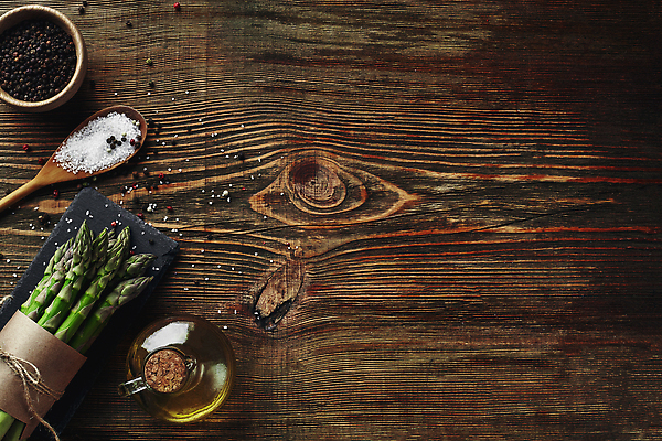 포토 JPG 해외이미지 사람없음 하이앵글 올리브오일 묶기 아스파라거스 노끈 나무숟가락 나무배경 해외202310 해외포토 줄 뷰포인트 백그라운드 채소 모션 숟가락 기름_음식 파일형식