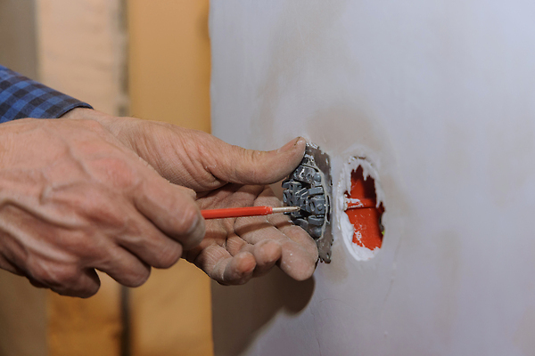 포토 JPG 해외이미지 직업 손 산업 벽 노동자 주택 사람없음 빛 힘 장비 에너지 공구 업무 판넬 기술자 드라이버 수리 콘센트 연결 서비스 순환 철사 고정 스위치 유지 설치 재주꾼 전압 배선 해외202310 해외포토 모션 건물 신체부위 한자 도구 작업 파일형식