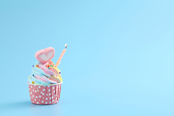 포토 JPG 해외이미지 촛불 사람없음 장식 한개 하트 달콤 컵케이크 생크림 파란배경 마시멜로우 스프링클 카피스페이스 해외202310 해외포토 모양 1 백그라운드 초 디저트 파란색 케이크 공백 맛 크림 파일형식