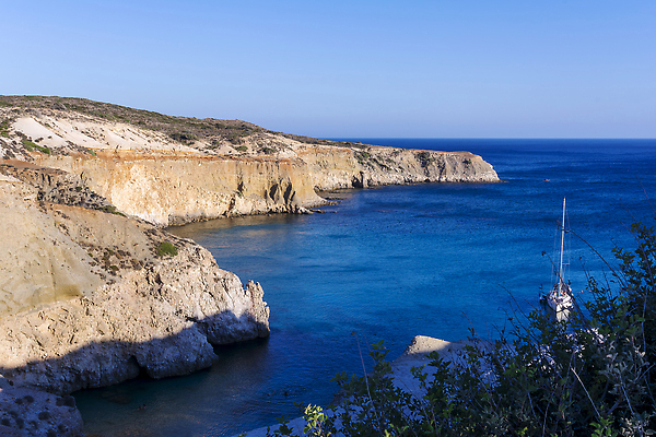 포토 JPG 해외이미지 유럽 바다 섬 여행 하늘 휴가 휴식 산 파노라마 사람 사람없음 파란색 컬러풀 뷰티 맑음 수영 침묵 만 보트 지중해 그리스 장면 암초 그리스인 이국적 터키석 파라다이스 해외202310 해외포토 서양인 나라 컬러 컨셉 배_교통 날씨 촬영기법 소리 수상스포츠 보석 파일형식
