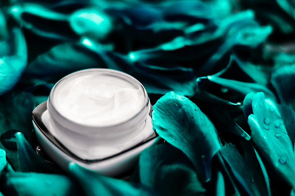 포토 JPG 해외이미지 꽃잎 근접촬영 사람없음 고급 피부관리 스킨케어 기초화장품 수분크림 민트색배경 해외202310 해외포토 꽃 뷰포인트 백그라운드 컨셉 뷰티 화장품 민트색 파일형식