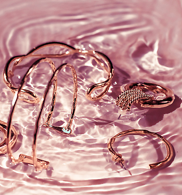 포토 JPG 해외이미지 물결 분홍색 백그라운드 선물 사람없음 물 귀걸이 우아함 팬던트 해외202310 해외포토 자연요소 컬러 컨셉 장신구 파일형식