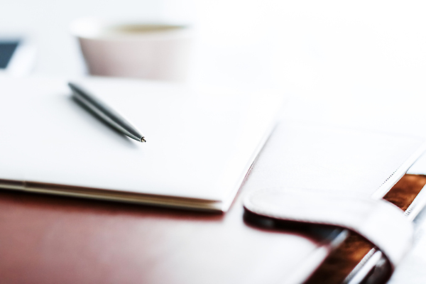 포토 JPG 해외이미지 백그라운드 사람없음 사무실 펜 공책 클래식 커피잔 가죽 해외202310 해외포토 커피 컨셉 비즈니스 문구용품 잔 필기구 파일형식