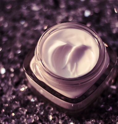 포토 JPG 해외이미지 근접촬영 사람없음 반짝임 고급 피부관리 스킨케어 기초화장품 보라색배경 수분크림 해외202310 해외포토 뷰포인트 백그라운드 컨셉 모션 뷰티 보라색 화장품 파일형식